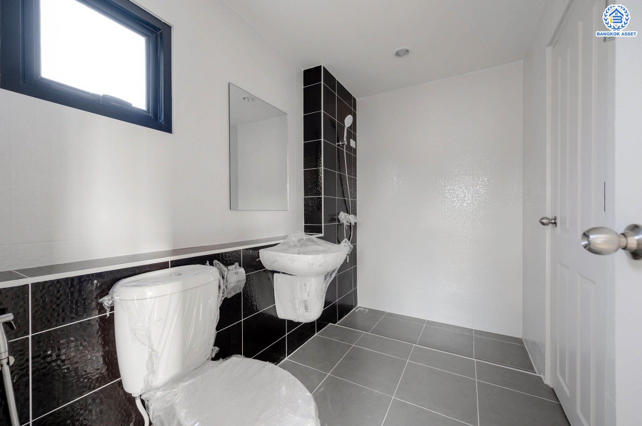 บ้านเดี่ยวมือสอง โครงการ ศศิธร บางบอน3 รองรับทุกความสุข เนื้อที่ 53.7 ตร.ว. ฟังก์ชัน 3 ห้องนอน 2 ห้องน้ำ 1 ห้องอเนกประสงค์ จอดรถได้ 2 คัน บนทำเลใกล้รถไฟฟ้าสายสีน้ำเงิน "สถานีหลักสอง" และจุดขึ้นทางด่วน "พระราม2" และ The Mall บางแค...